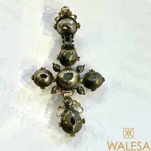 Pendentif “papillon “ appelé aussi “croix flamande “- articulé et ajouré.