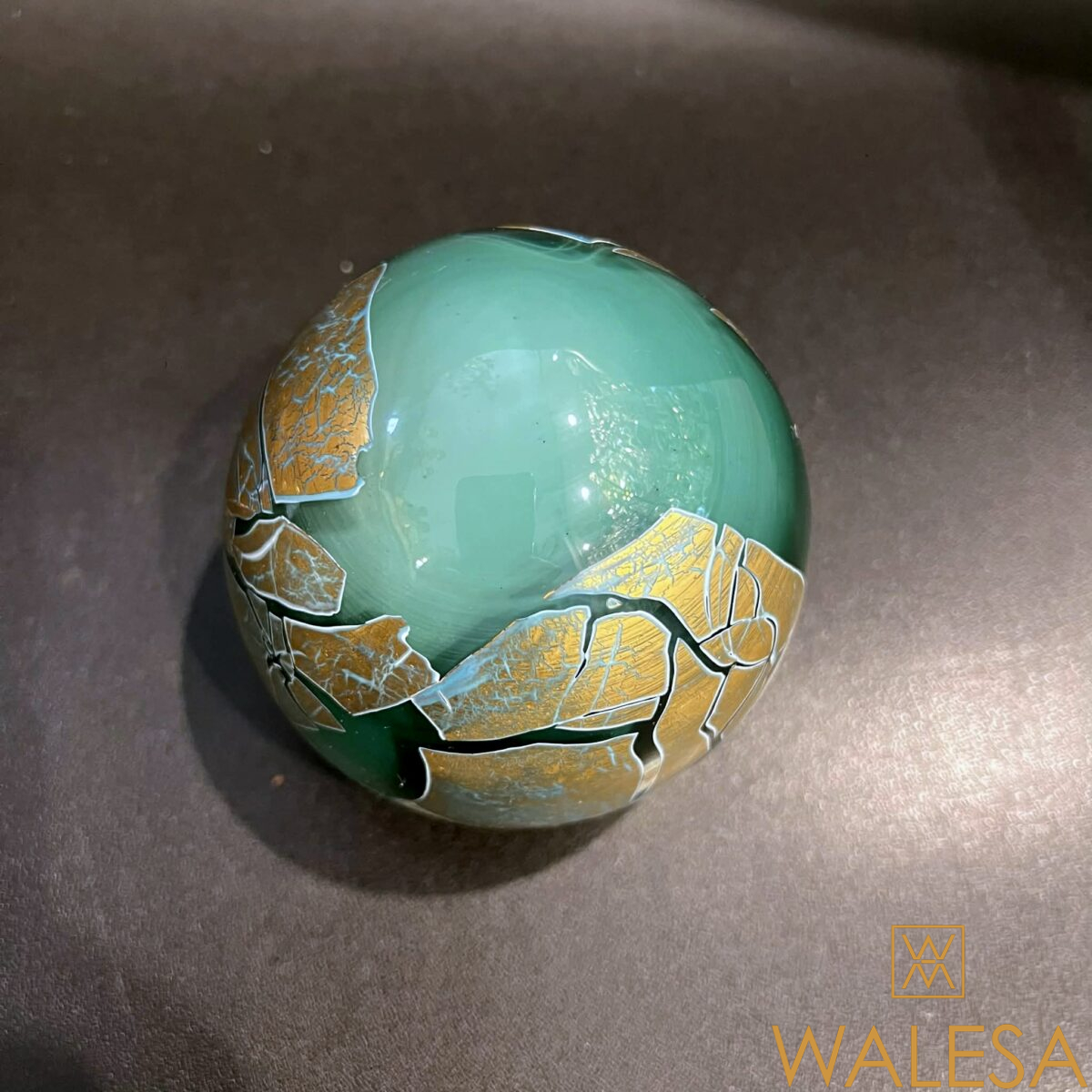 Louis Leloup presse papier en Cristal à décor d’oxydes métalliques II – Image 2