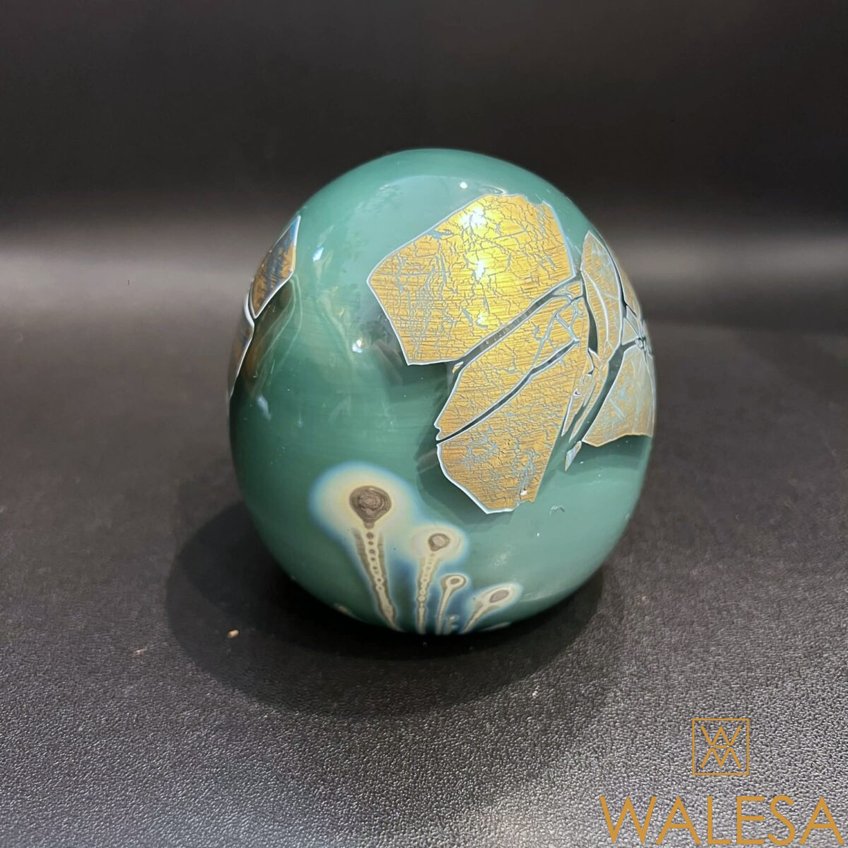 Louis Leloup presse papier en Cristal à décor d’oxydes métalliques II – Image 4