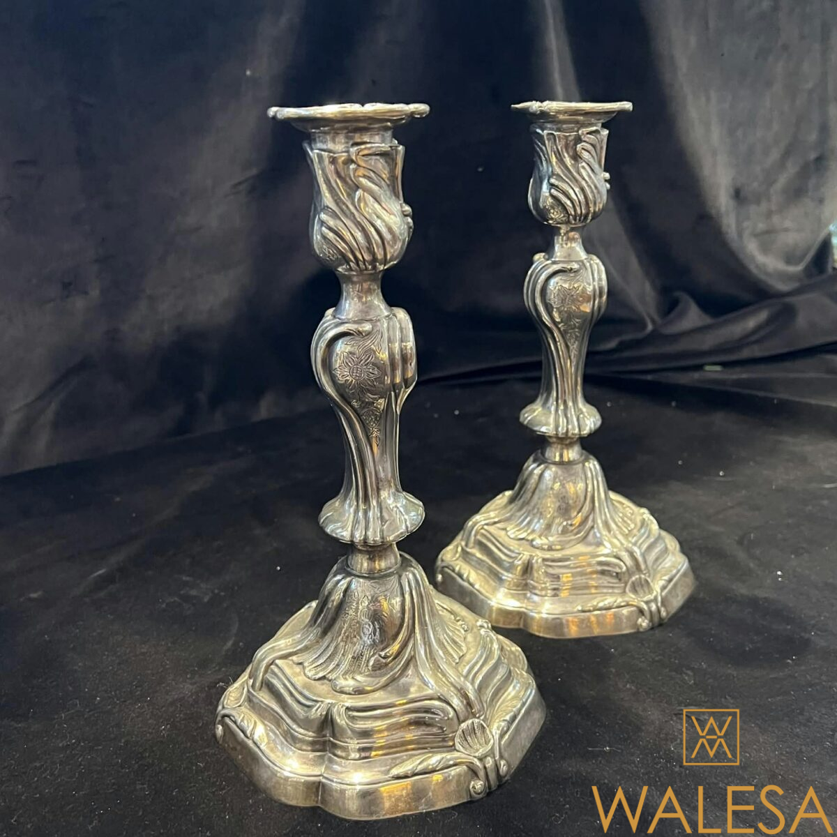 Paire de flambeaux-bougeoirs de style Louis XV fin XIXe – Image 2