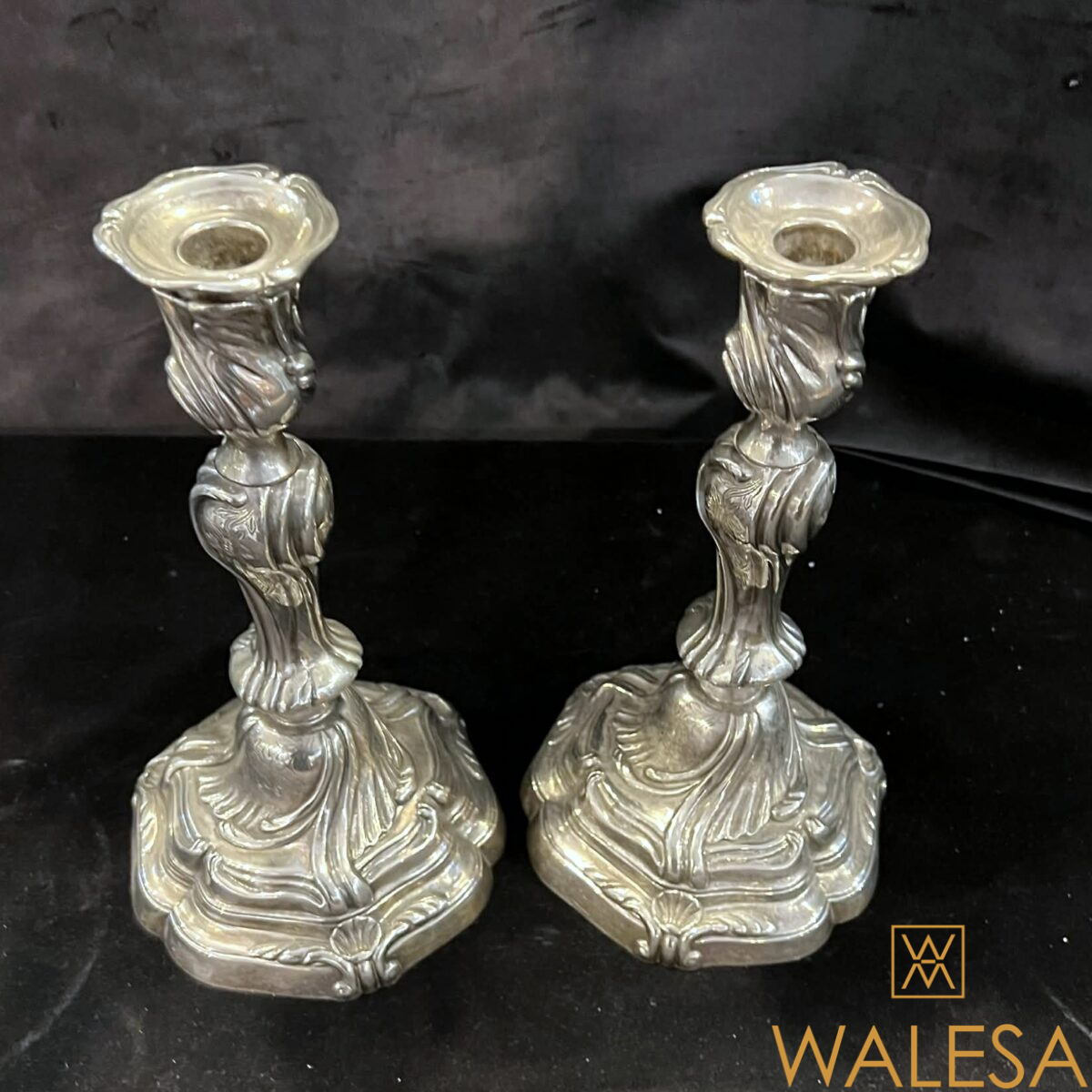 Paire de flambeaux-bougeoirs de style Louis XV fin XIXe – Image 8