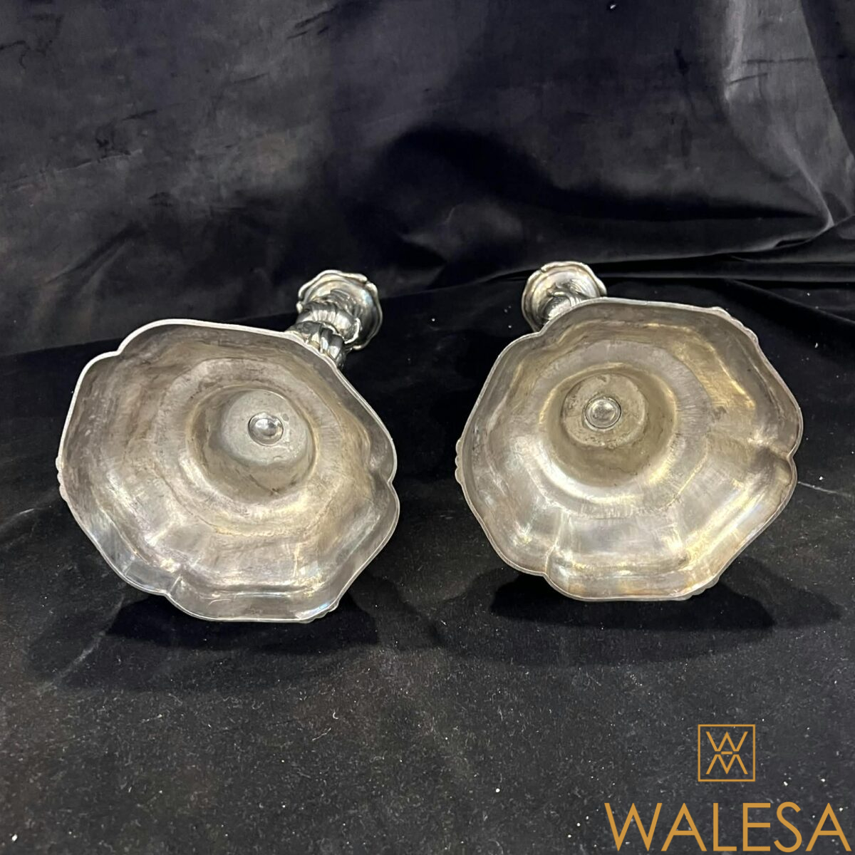 Paire de flambeaux-bougeoirs de style Louis XV fin XIXe – Image 10