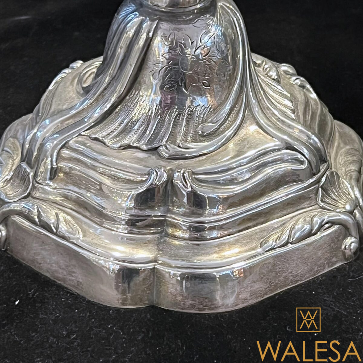 Paire de flambeaux-bougeoirs de style Louis XV fin XIXe – Image 6