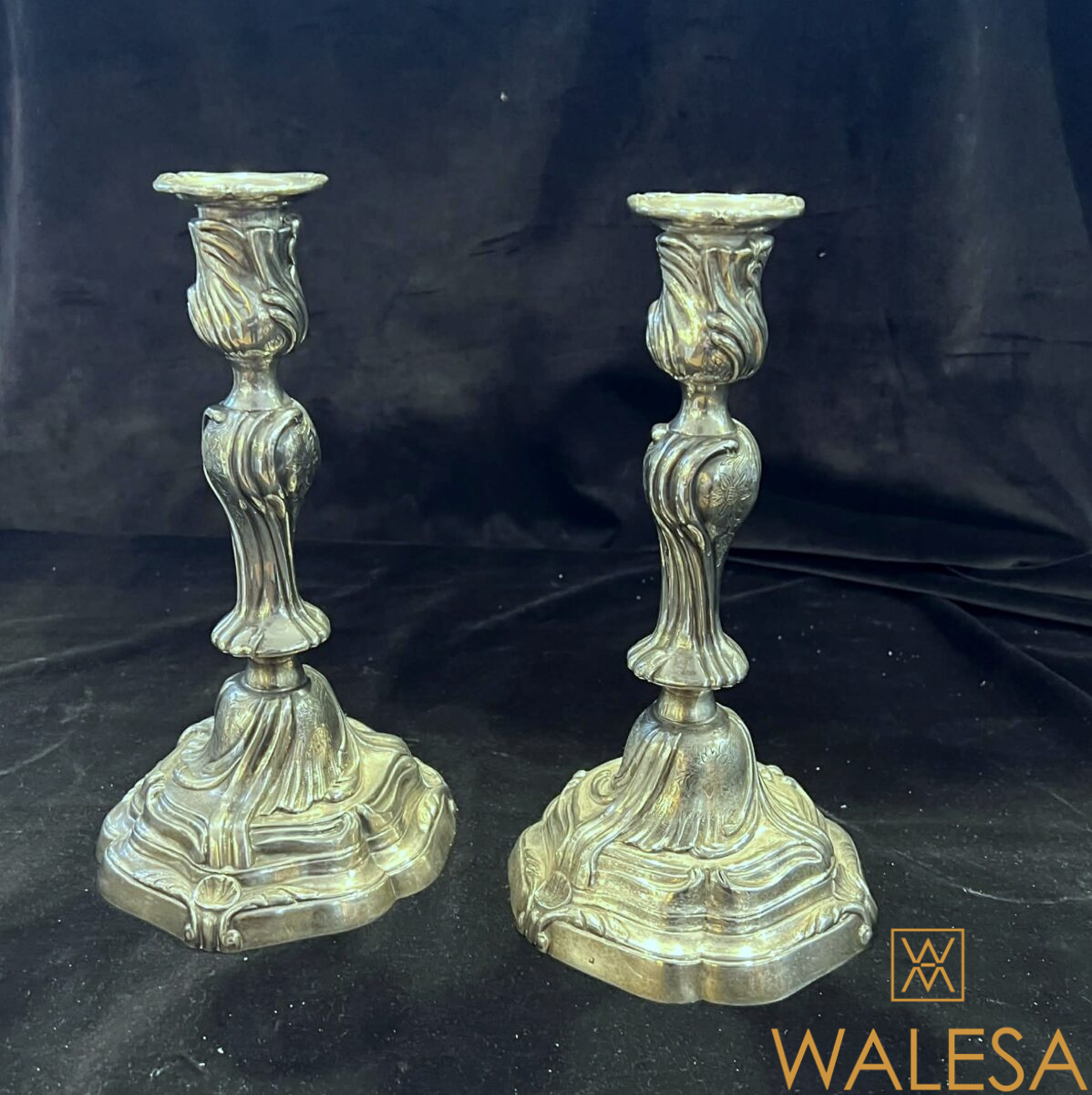 Paire de flambeaux-bougeoirs de style Louis XV fin XIXe – Image 5