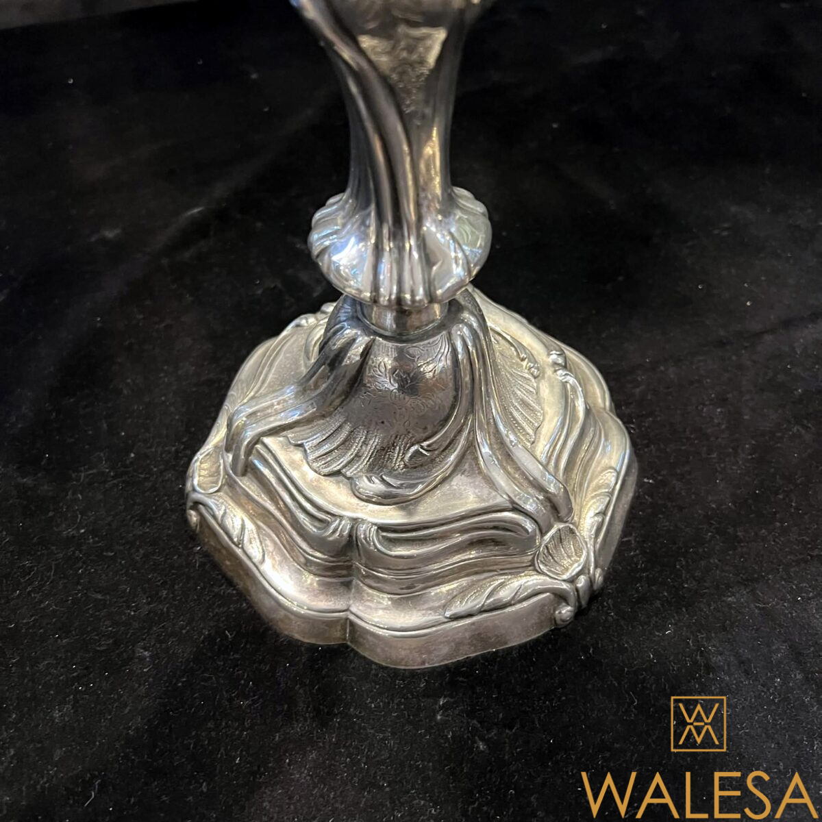 Paire de flambeaux-bougeoirs de style Louis XV fin XIXe – Image 3