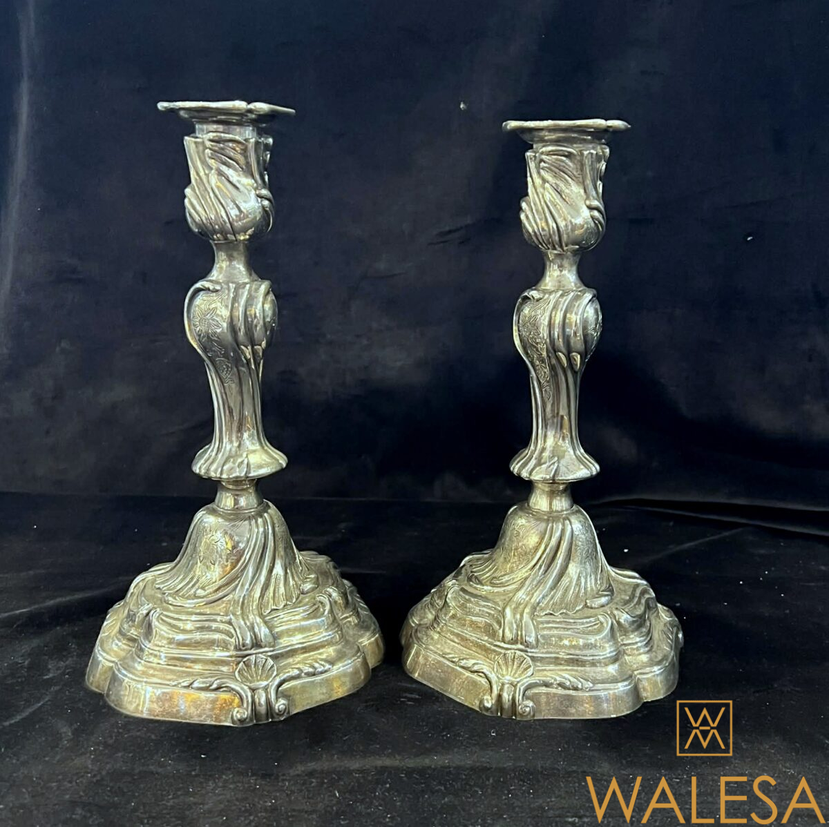 Paire de flambeaux-bougeoirs de style Louis XV fin XIXe