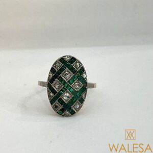 Bague Art Déco en or jaune et gris émeraudes et diamants