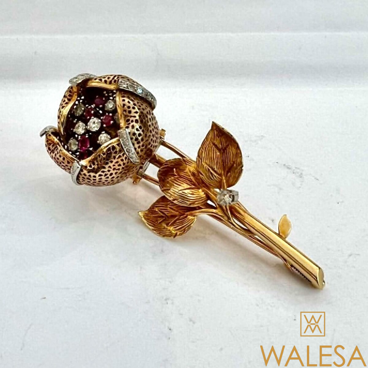 Broche « trembleuse » fleur en or jaune 18k