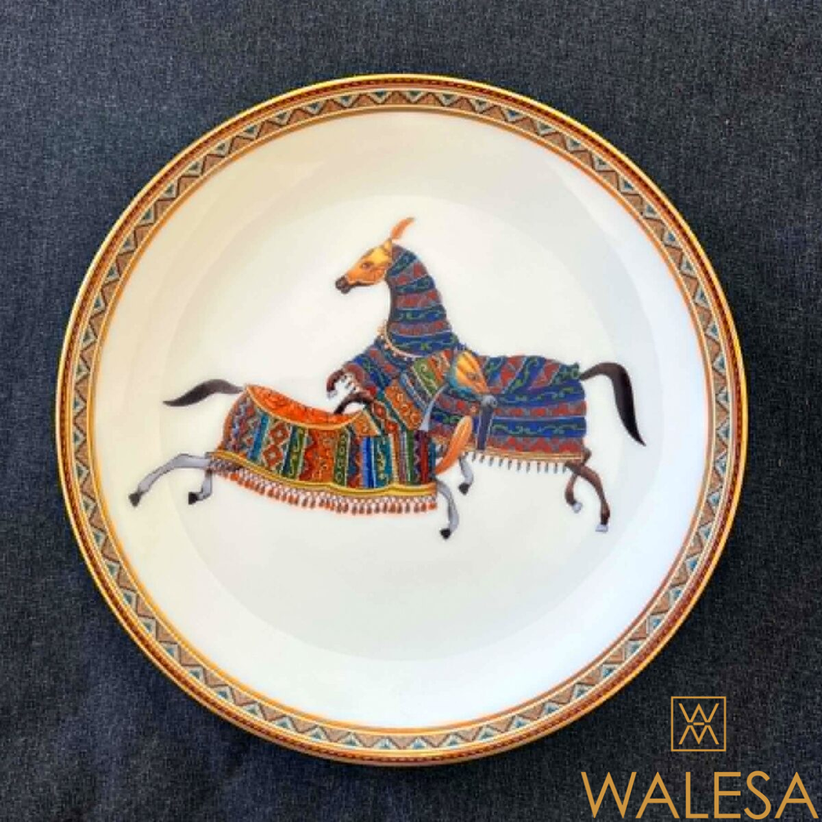 Hermès deux assiettes à pain en porcelaine modèle cheval d’ Orient – Image 2