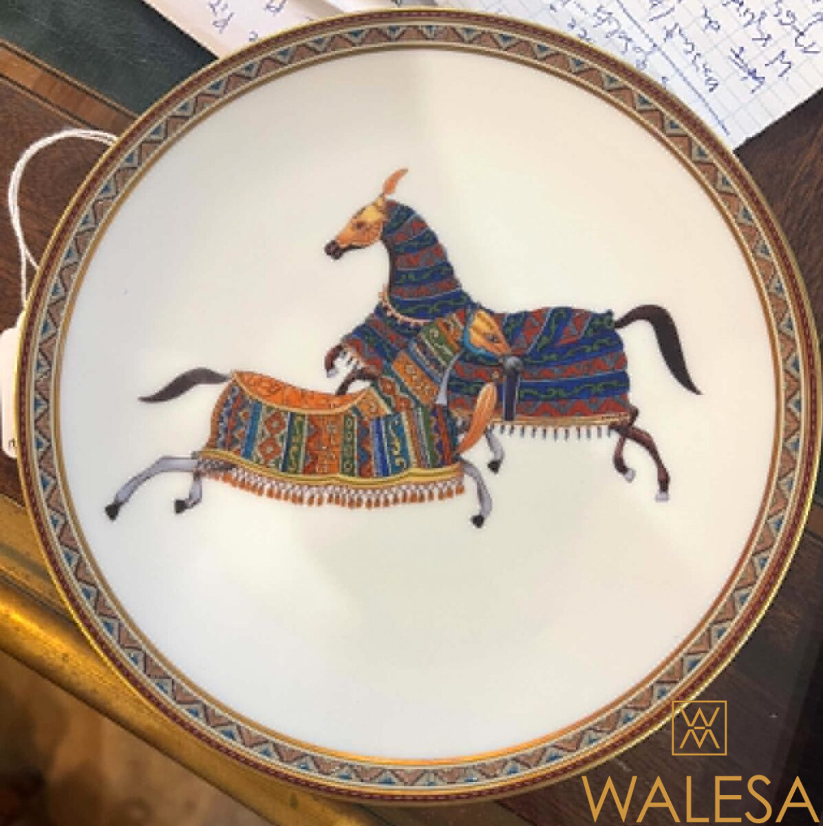 Hermès deux assiettes à pain en porcelaine modèle cheval d’ Orient – Image 4