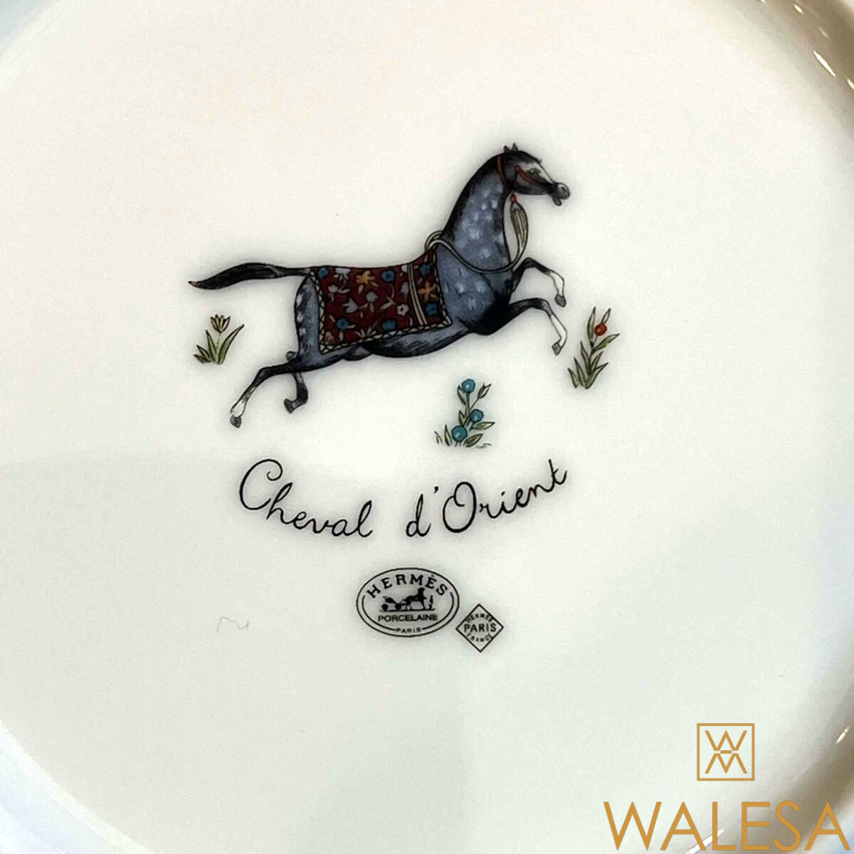Hermès deux assiettes à pain en porcelaine modèle cheval d’ Orient – Image 6