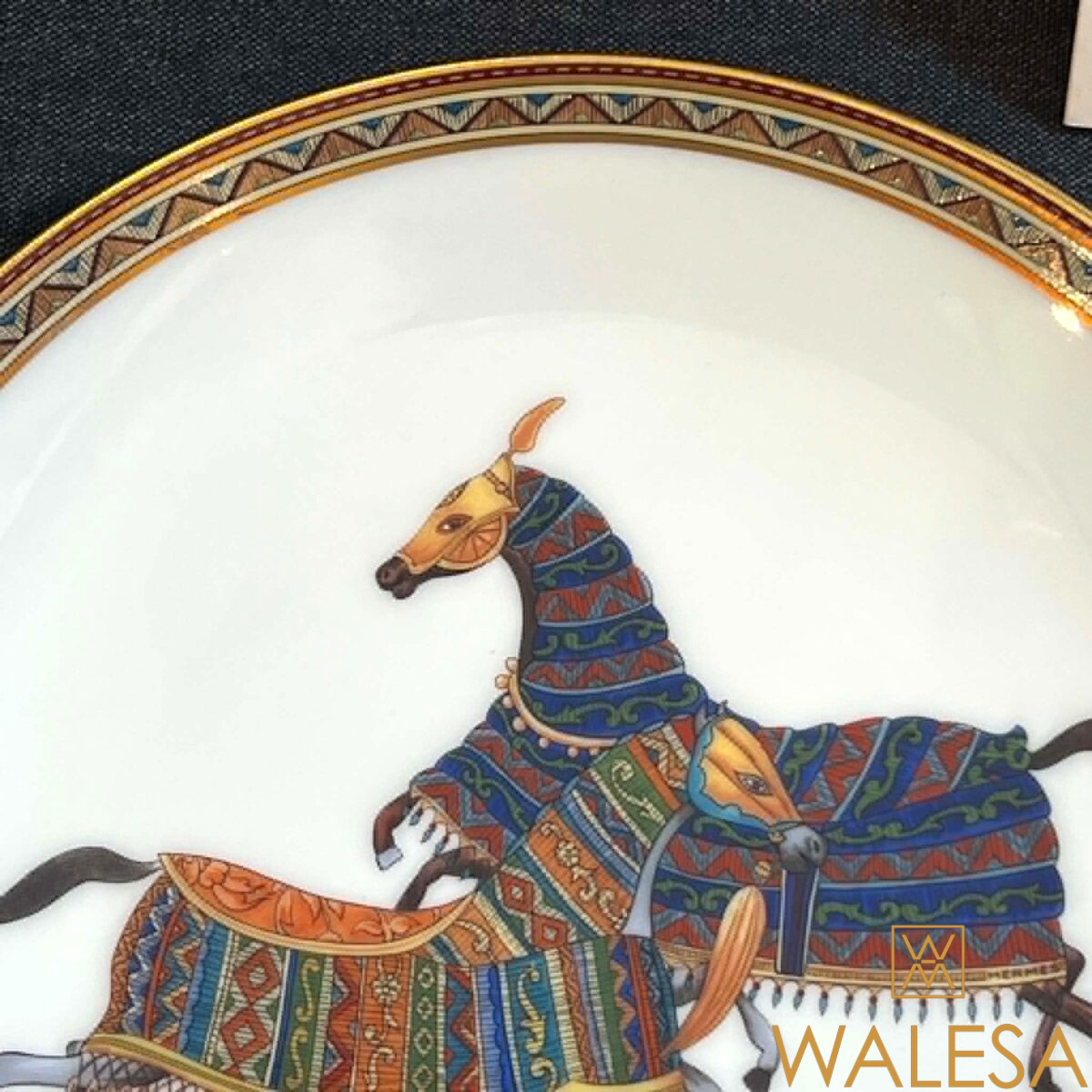 Hermès deux assiettes à pain en porcelaine modèle cheval d’ Orient – Image 8