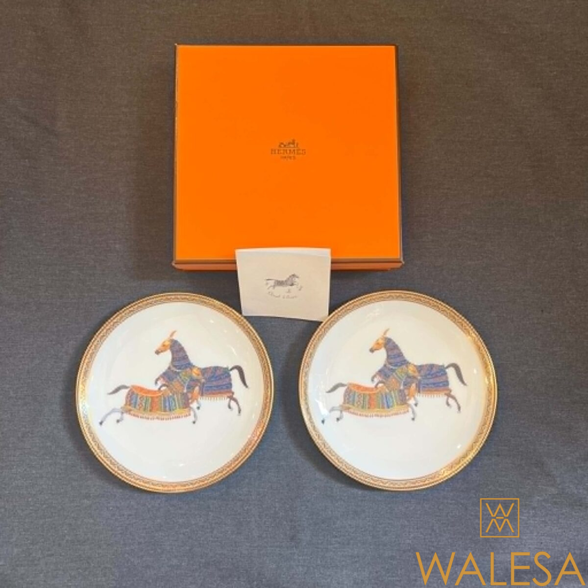 Hermès deux assiettes à pain en porcelaine modèle cheval d’ Orient