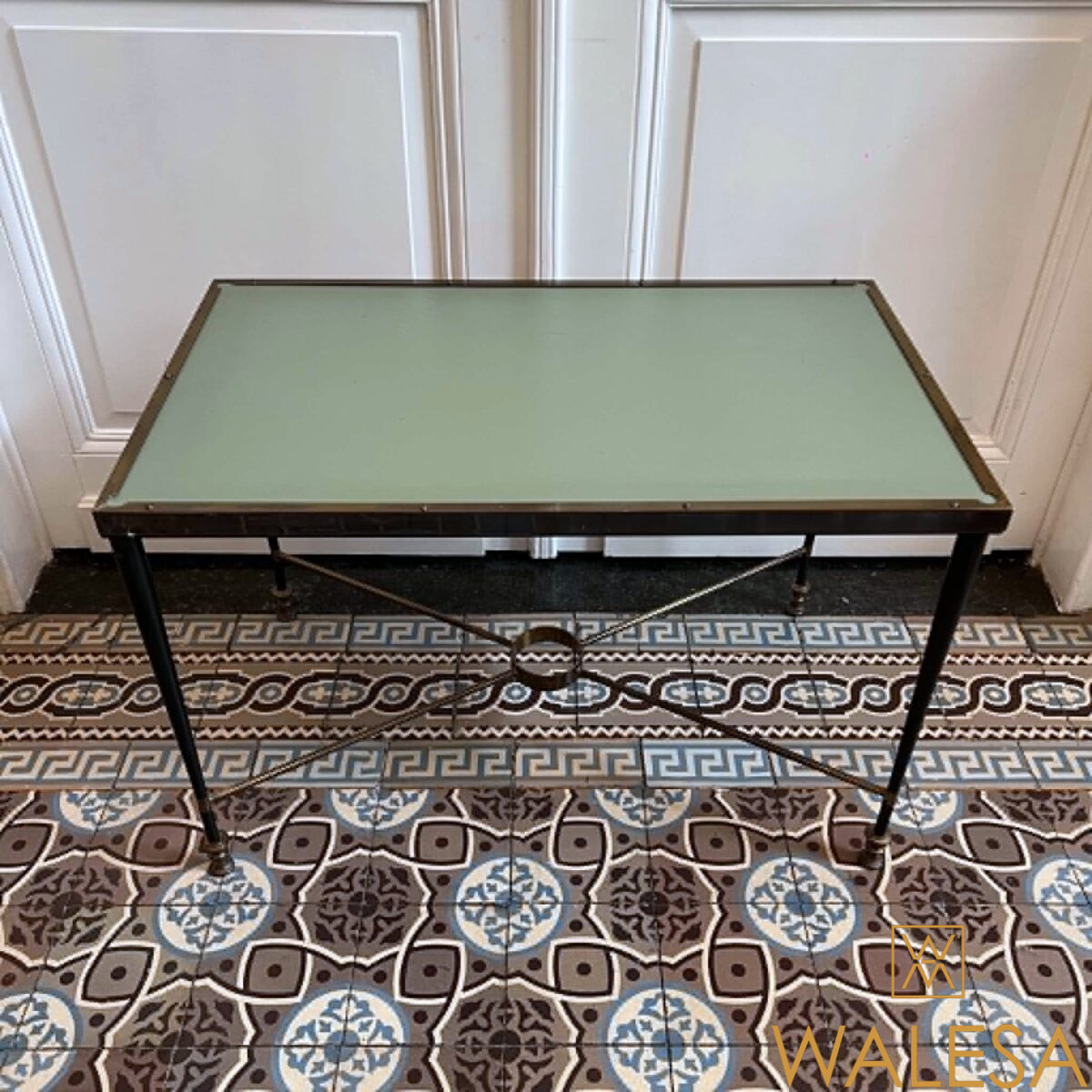 Table basse en métal patiné noir et laiton – Image 2