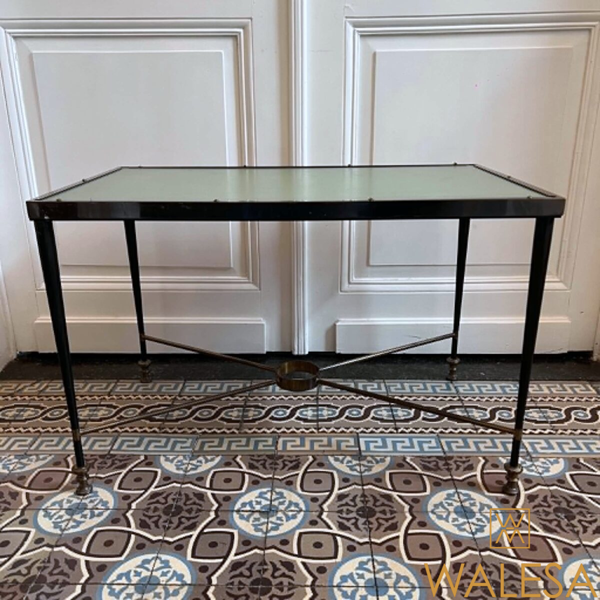 Table basse en métal patiné noir et laiton – Image 3
