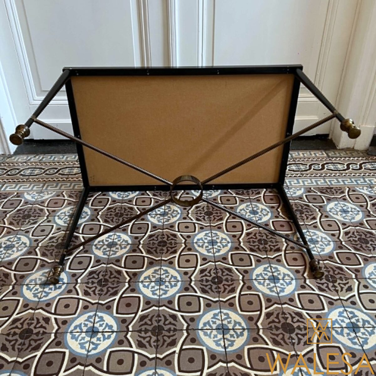 Table basse en métal patiné noir et laiton – Image 9
