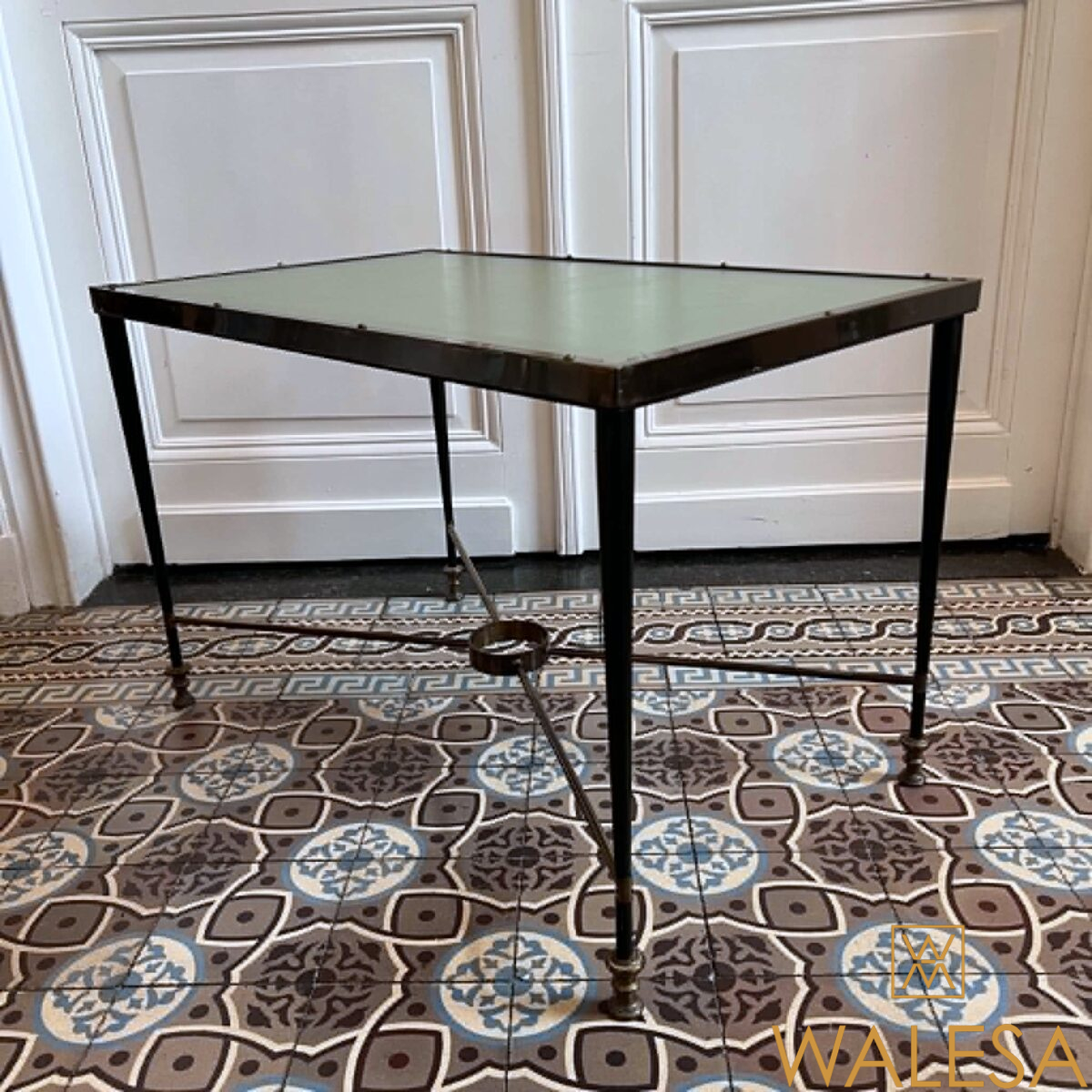 Table basse en métal patiné noir et laiton