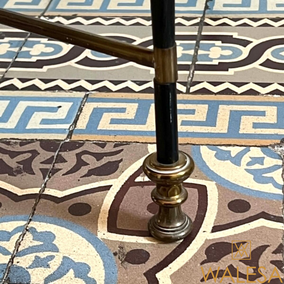 Table basse en métal patiné noir et laiton – Image 10