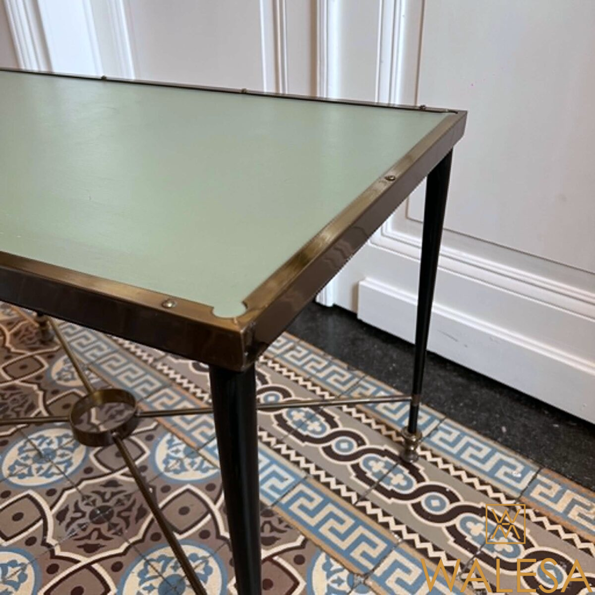 Table basse en métal patiné noir et laiton – Image 6
