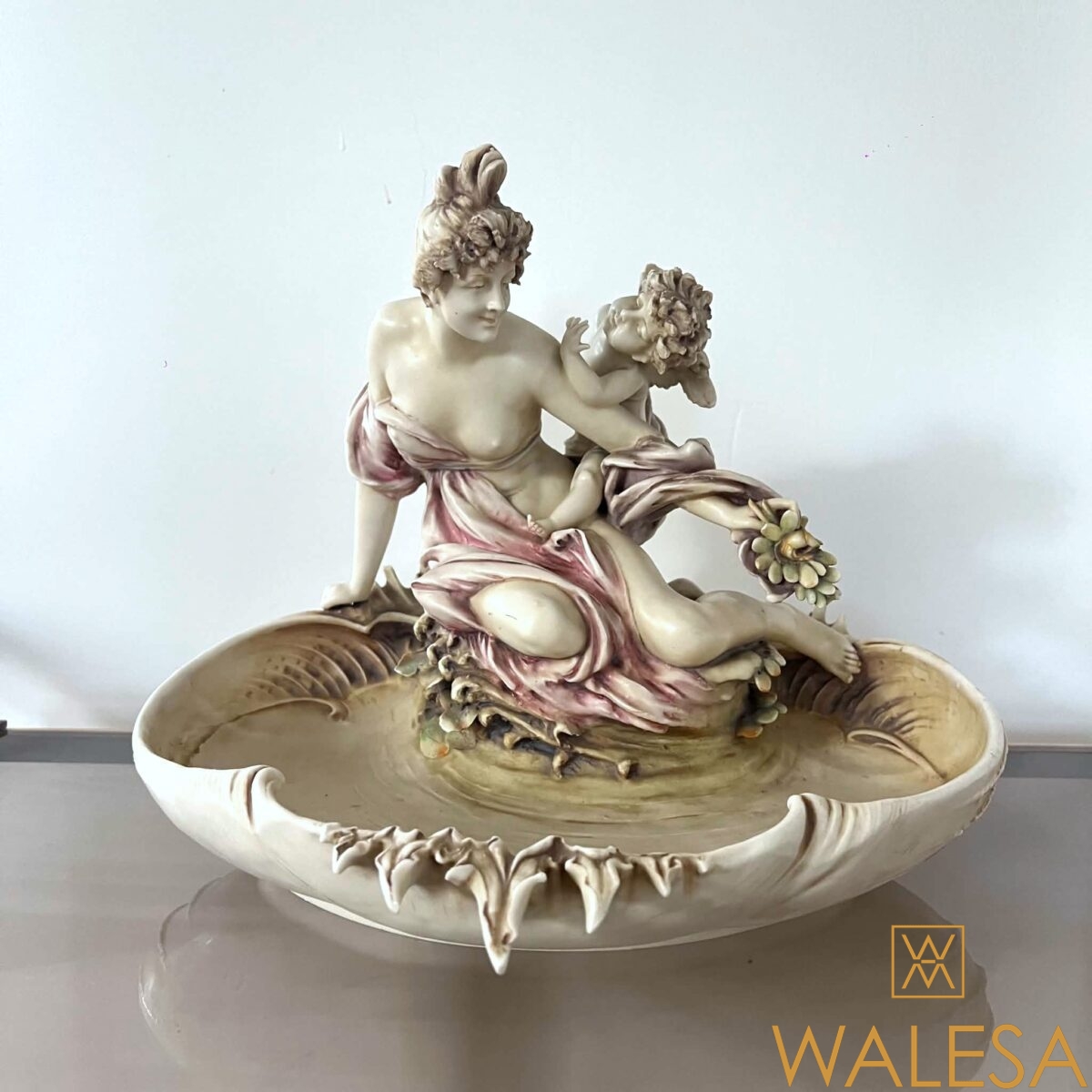 Amphora Austria - Coupe- vide-poches en biscuit de porcelaine polychrome