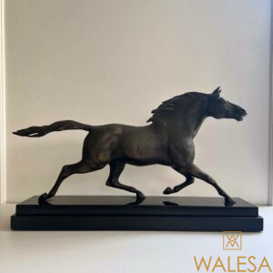 Charles VALTON « Cheval au galop » en métal à patine bronze nuancée vert/gris.