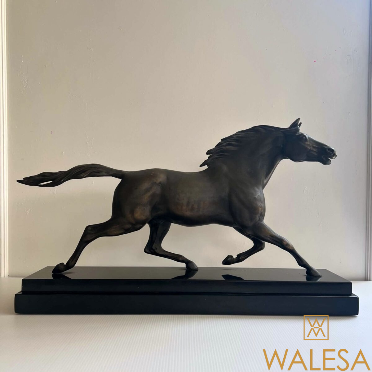 Charles VALTON « Cheval au galop » en métal à patine bronze nuancée vert/gris.
