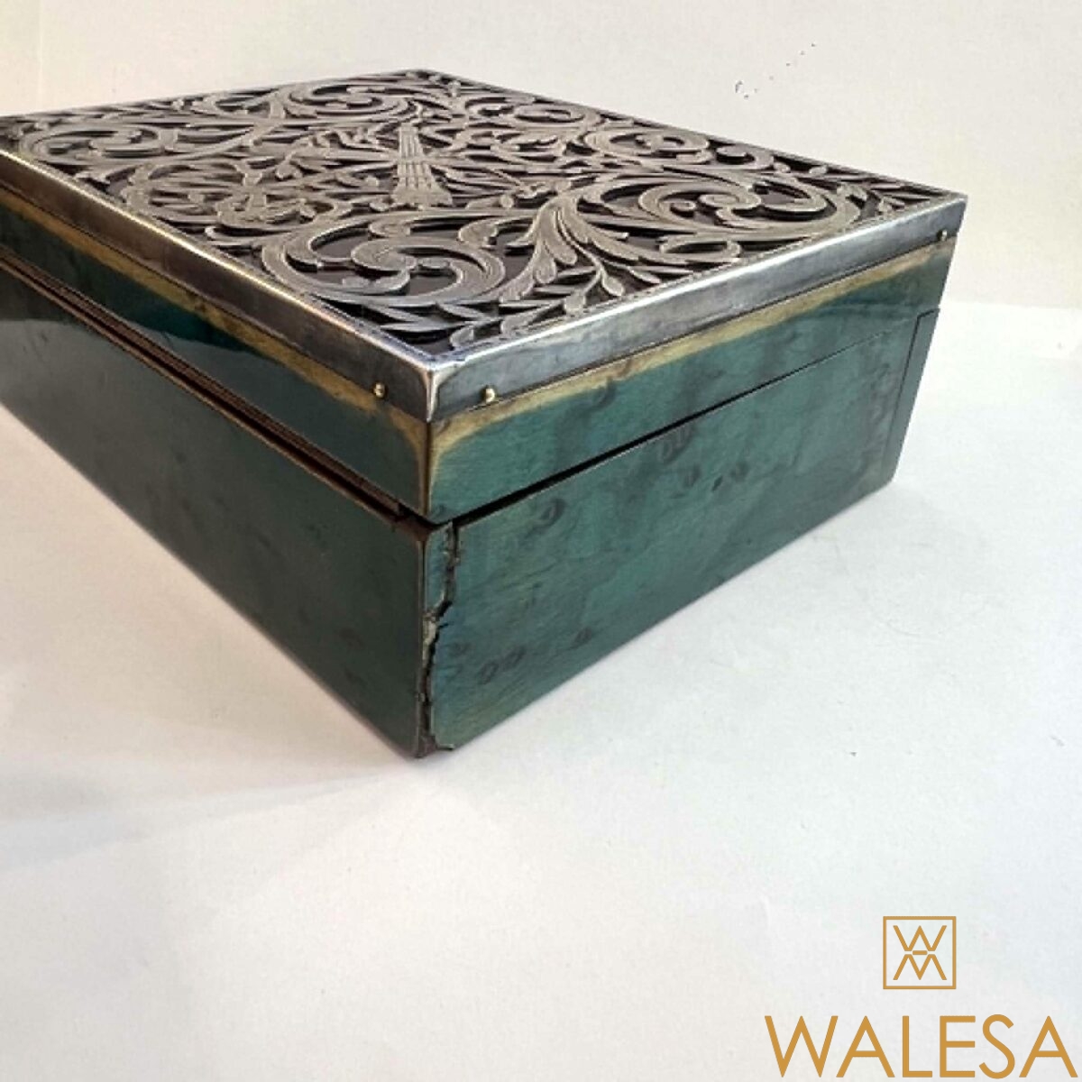 Coffret-boîte de style Louis XVI en placage d’érable laqué vert – Image 9