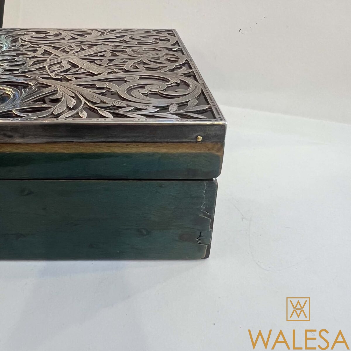 Coffret-boîte de style Louis XVI en placage d’érable laqué vert – Image 8