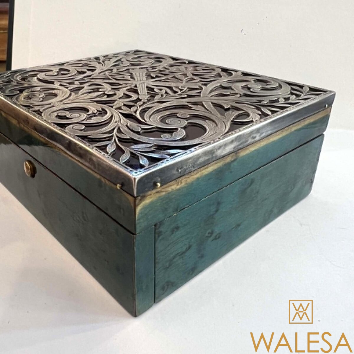 Coffret-boîte de style Louis XVI en placage d’érable laqué vert – Image 7