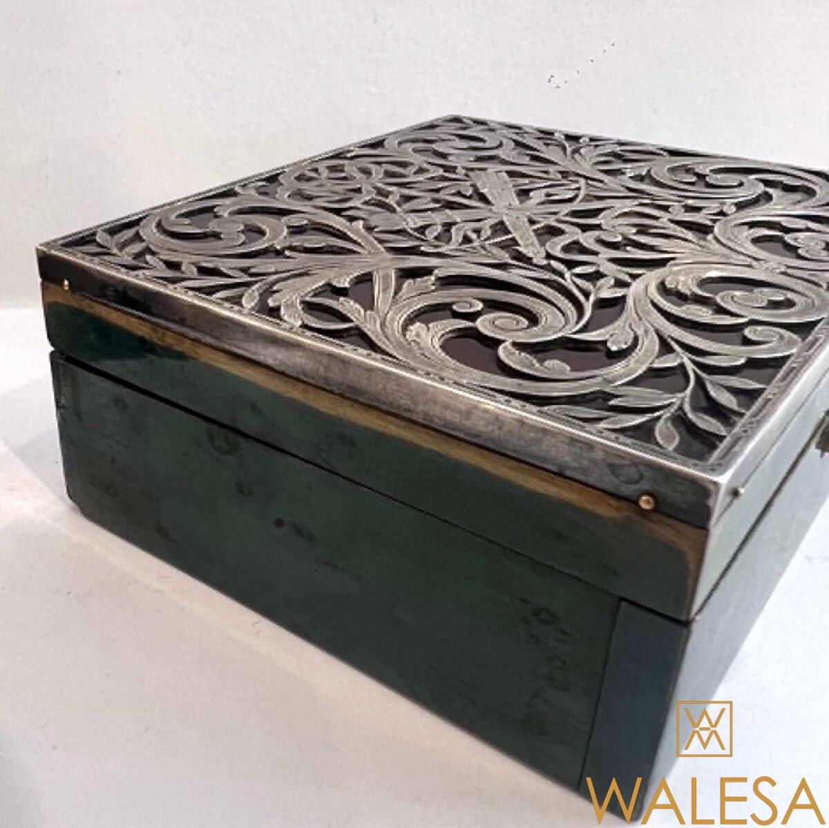 Coffret-boîte de style Louis XVI en placage d’érable laqué vert – Image 6