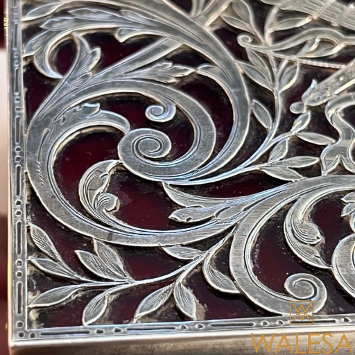 Coffret-boîte de style Louis XVI en placage d’érable laqué vert – Image 4