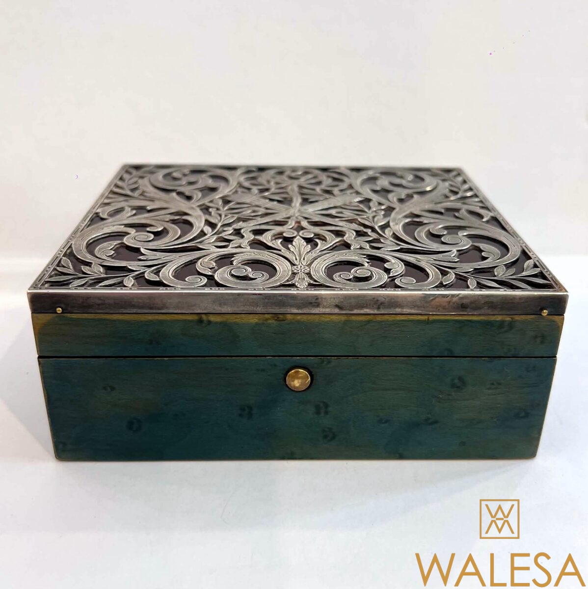 Coffret-boîte de style Louis XVI en placage d’érable laqué vert – Image 3