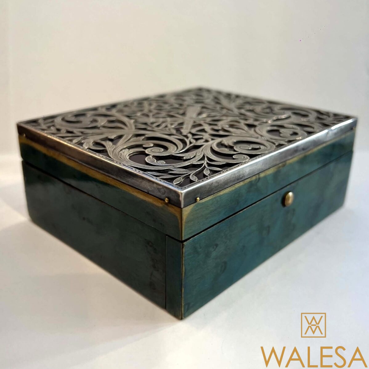 Coffret-boîte de style Louis XVI en placage d’érable laqué vert