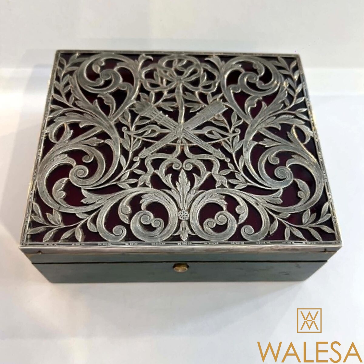 Coffret-boîte de style Louis XVI en placage d’érable laqué vert – Image 2