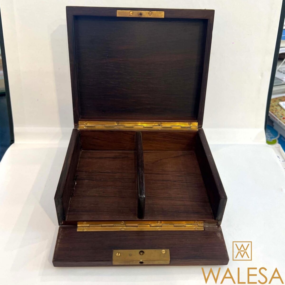 Coffret-boîte de style Louis XVI en placage d’érable laqué vert – Image 14