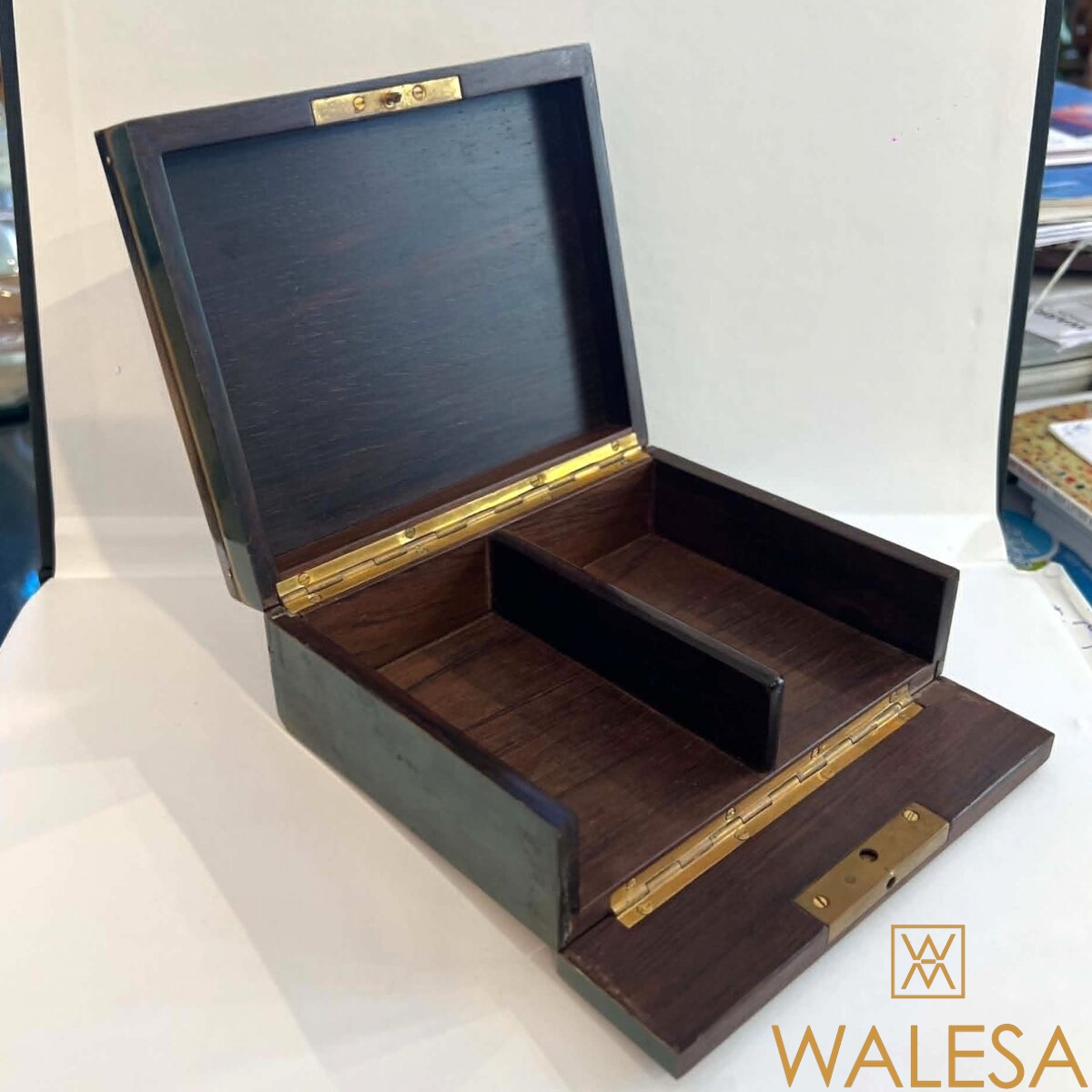Coffret-boîte de style Louis XVI en placage d’érable laqué vert – Image 13