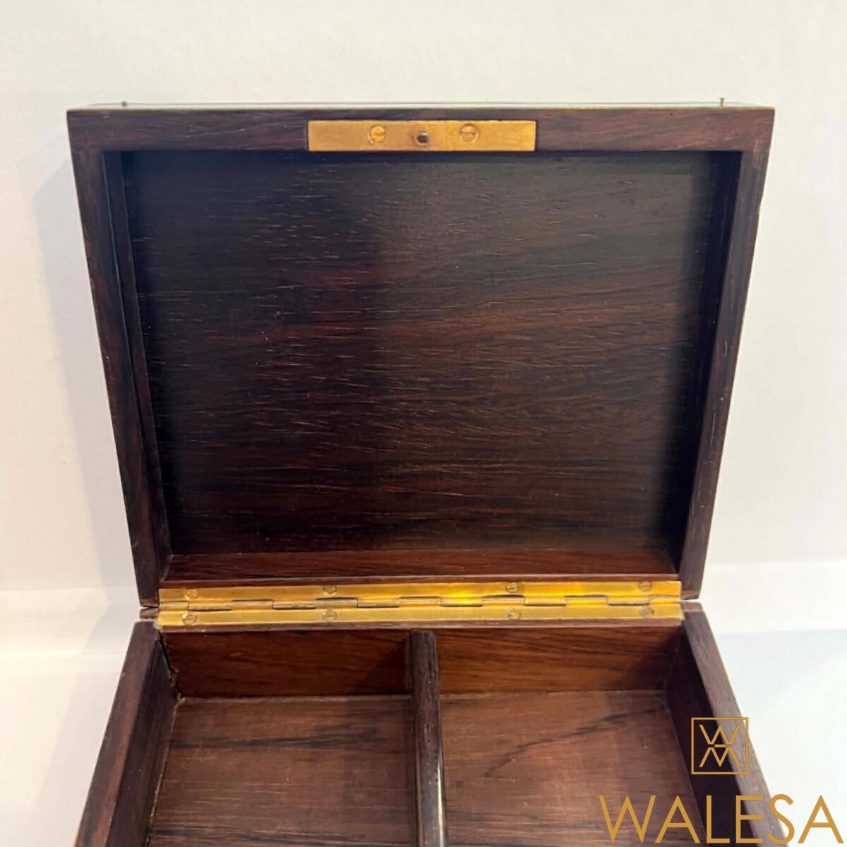 Coffret-boîte de style Louis XVI en placage d’érable laqué vert – Image 12