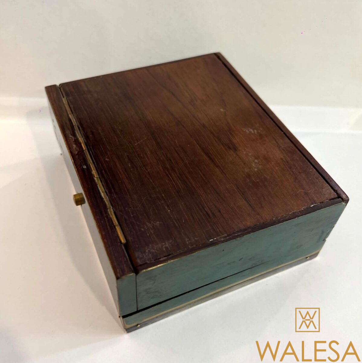 Coffret-boîte de style Louis XVI en placage d’érable laqué vert – Image 10
