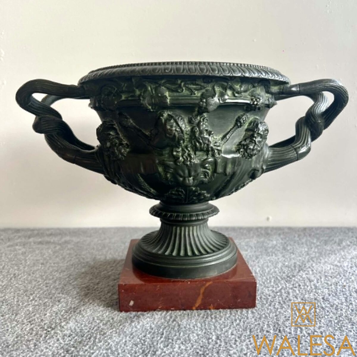 Coupe vase dit aussi “vase de Warwick” en bronze