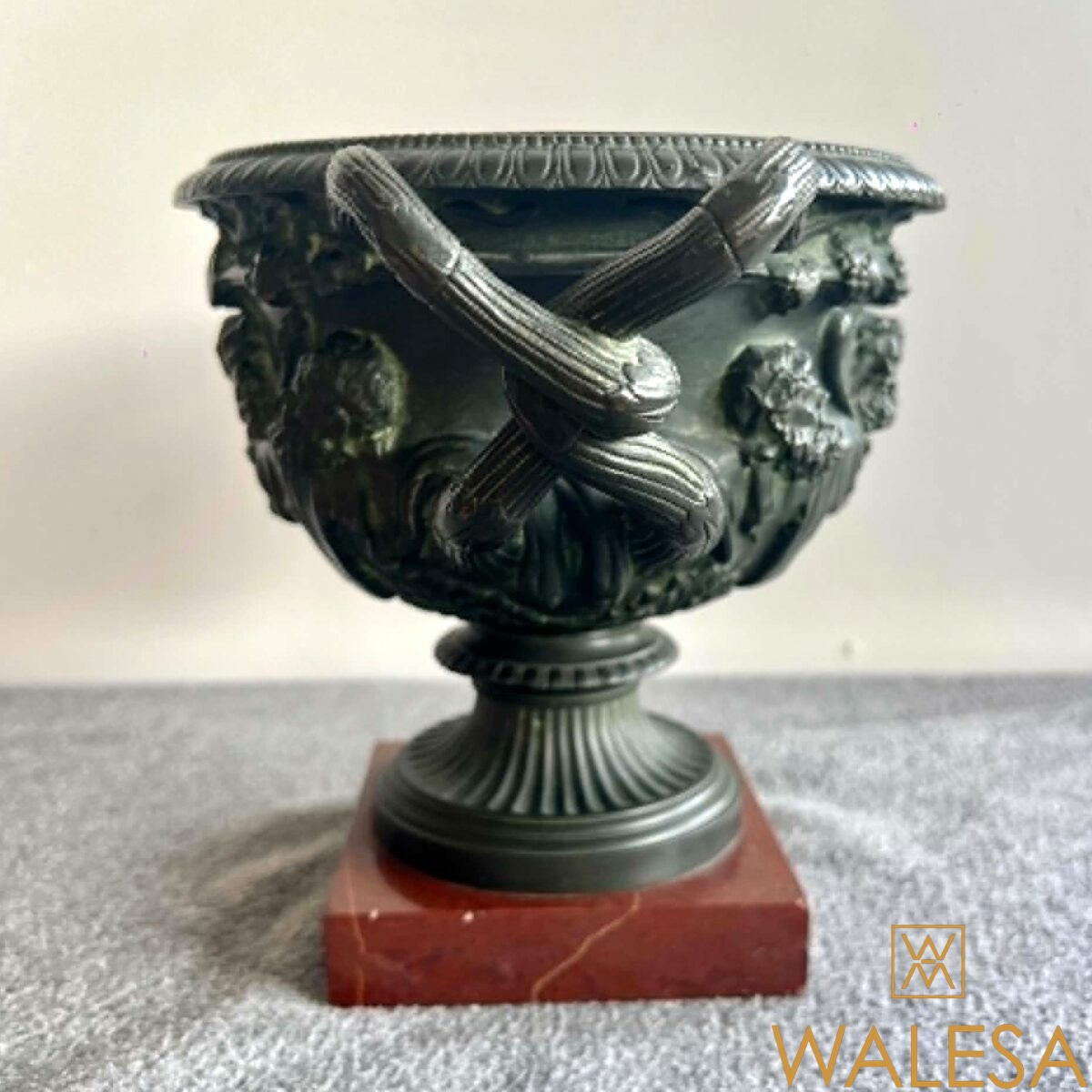 Coupe vase dit aussi “vase de Warwick” en bronze – Image 4