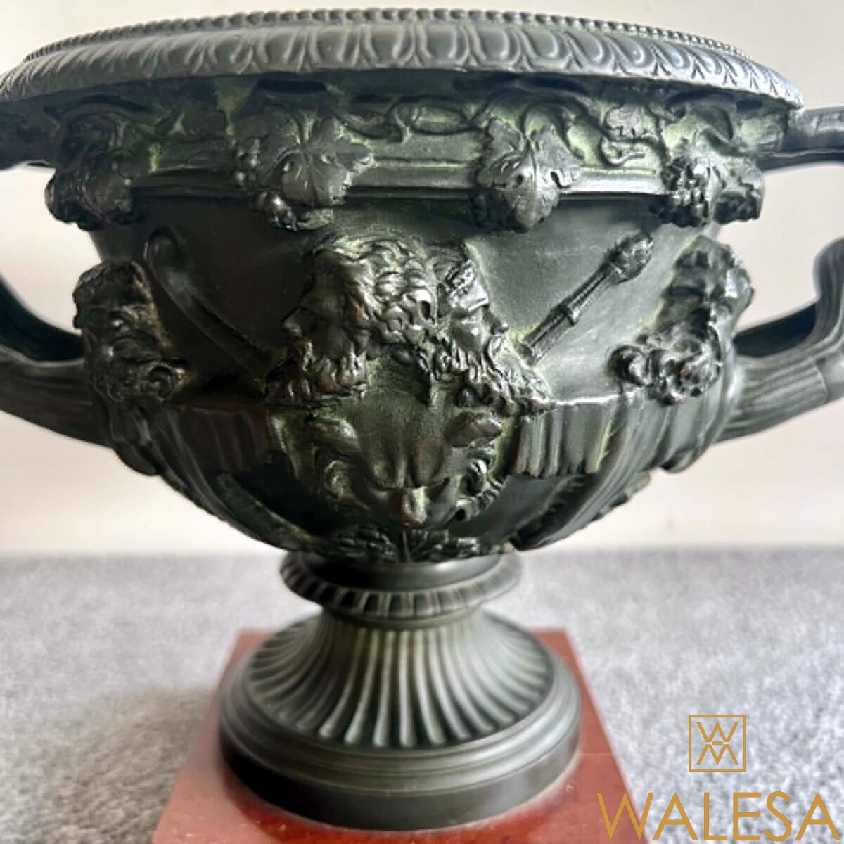 Coupe vase dit aussi “vase de Warwick” en bronze – Image 3