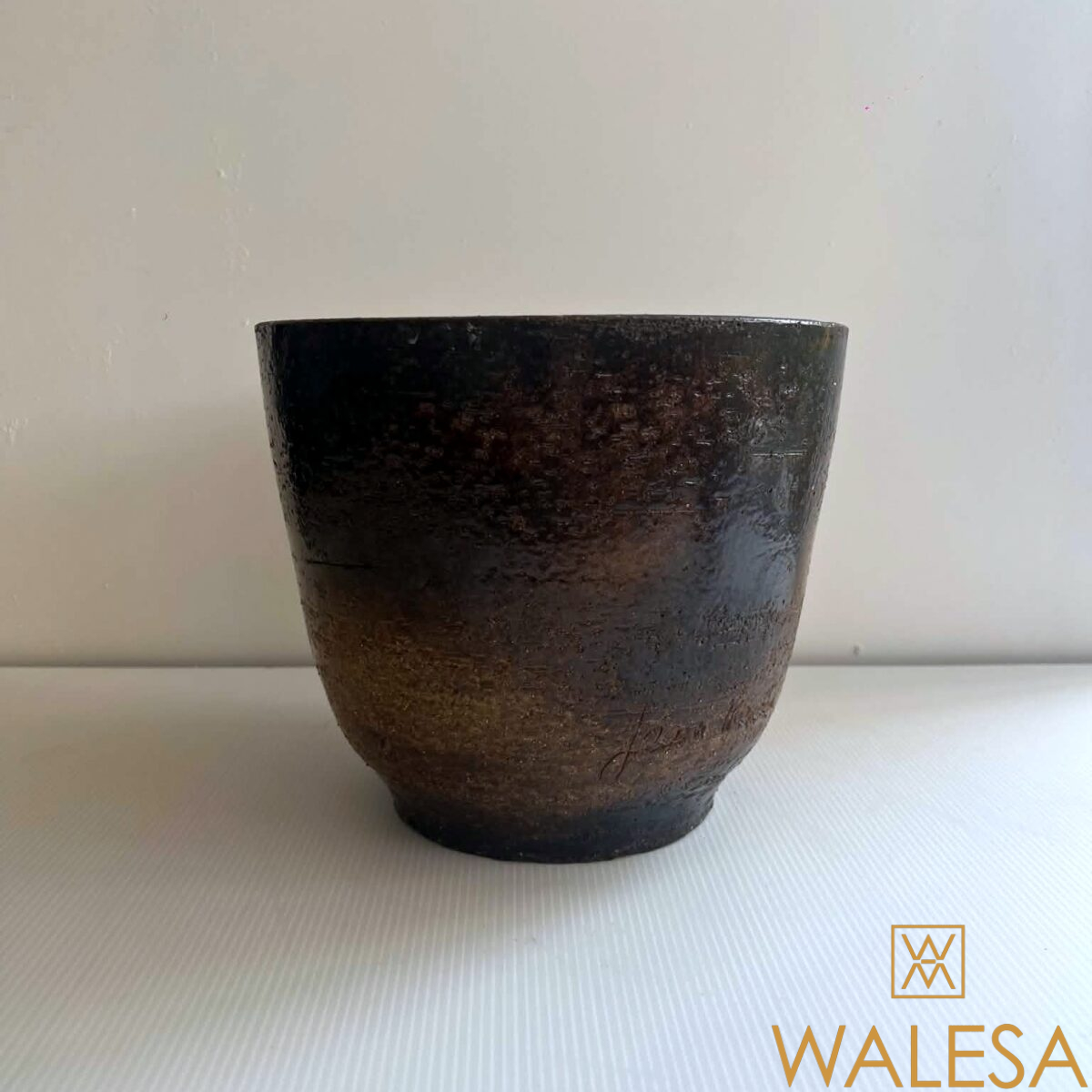 Jean MARAIS cache-pot en grès émaillé à texture rugueuse brune et marron