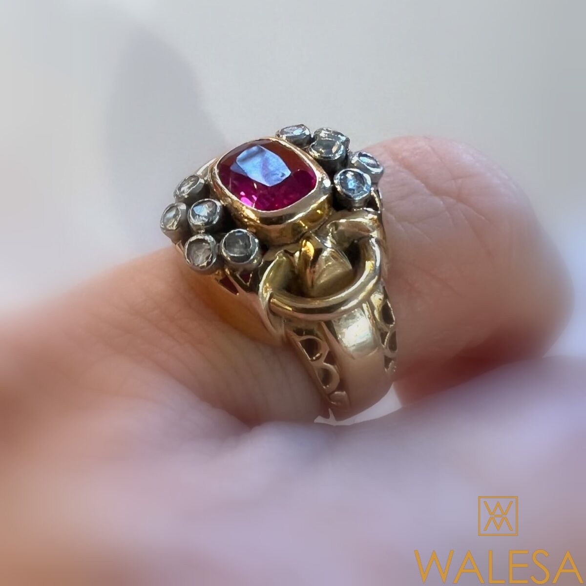 Bague or jaune 18 carats pierre rouge et diamants – Image 2