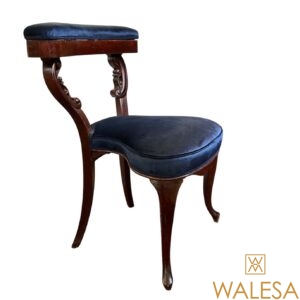 Chaise de fumeur en bois naturel teinté acajou et velours bleu roi