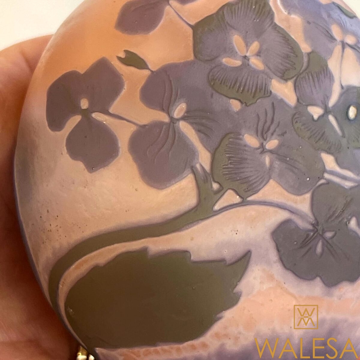 Emile GALLÉ- Petit vase Art nouveau, ovoïde en verre multicouche à décor vert et violet gravé à l’acide. – Image 8