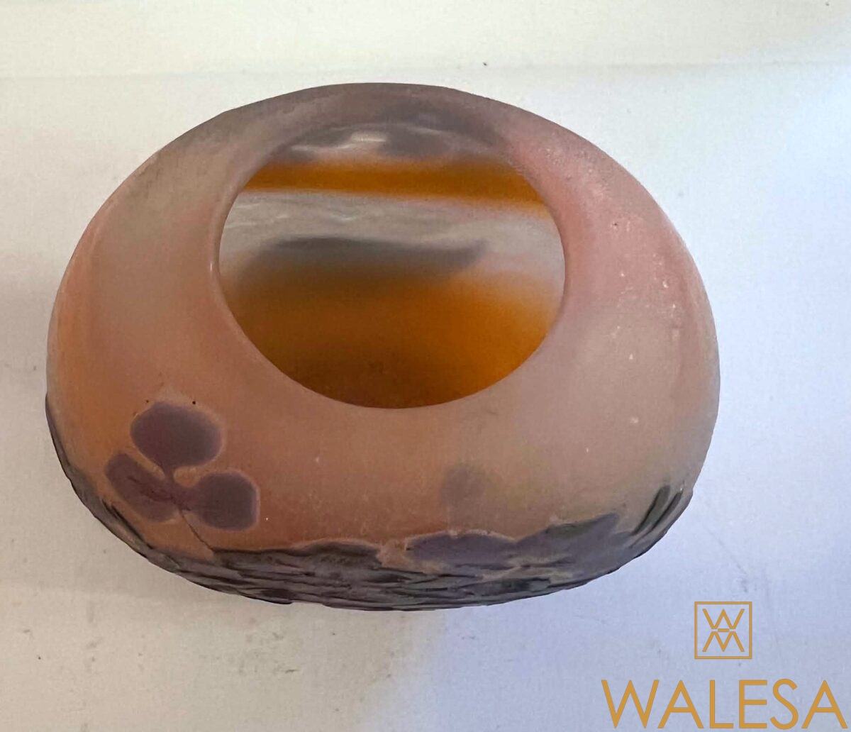 Emile GALLÉ- Petit vase Art nouveau, ovoïde en verre multicouche à décor vert et violet gravé à l’acide. – Image 10