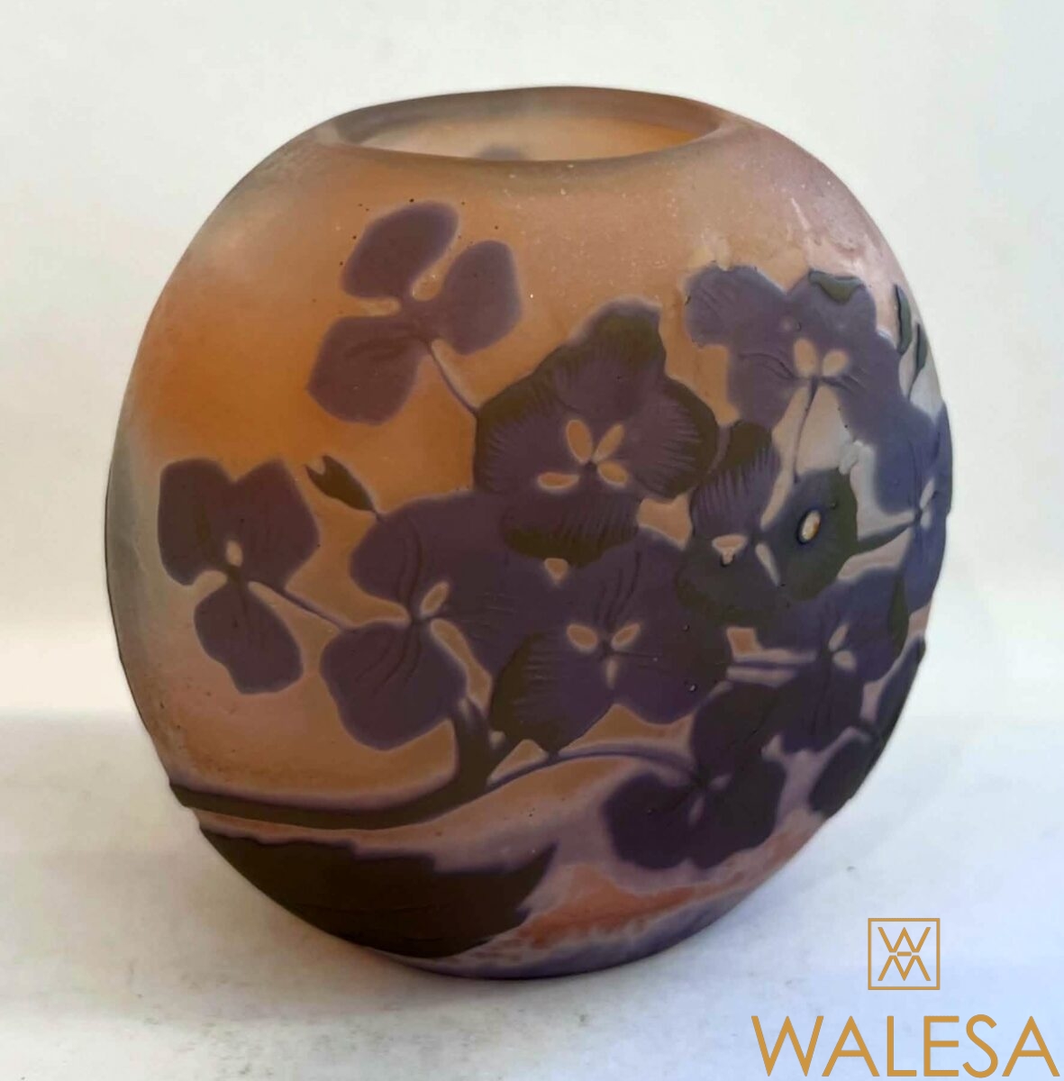 Emile GALLÉ- Petit vase Art nouveau, ovoïde en verre multicouche à décor vert et violet gravé à l’acide. – Image 11