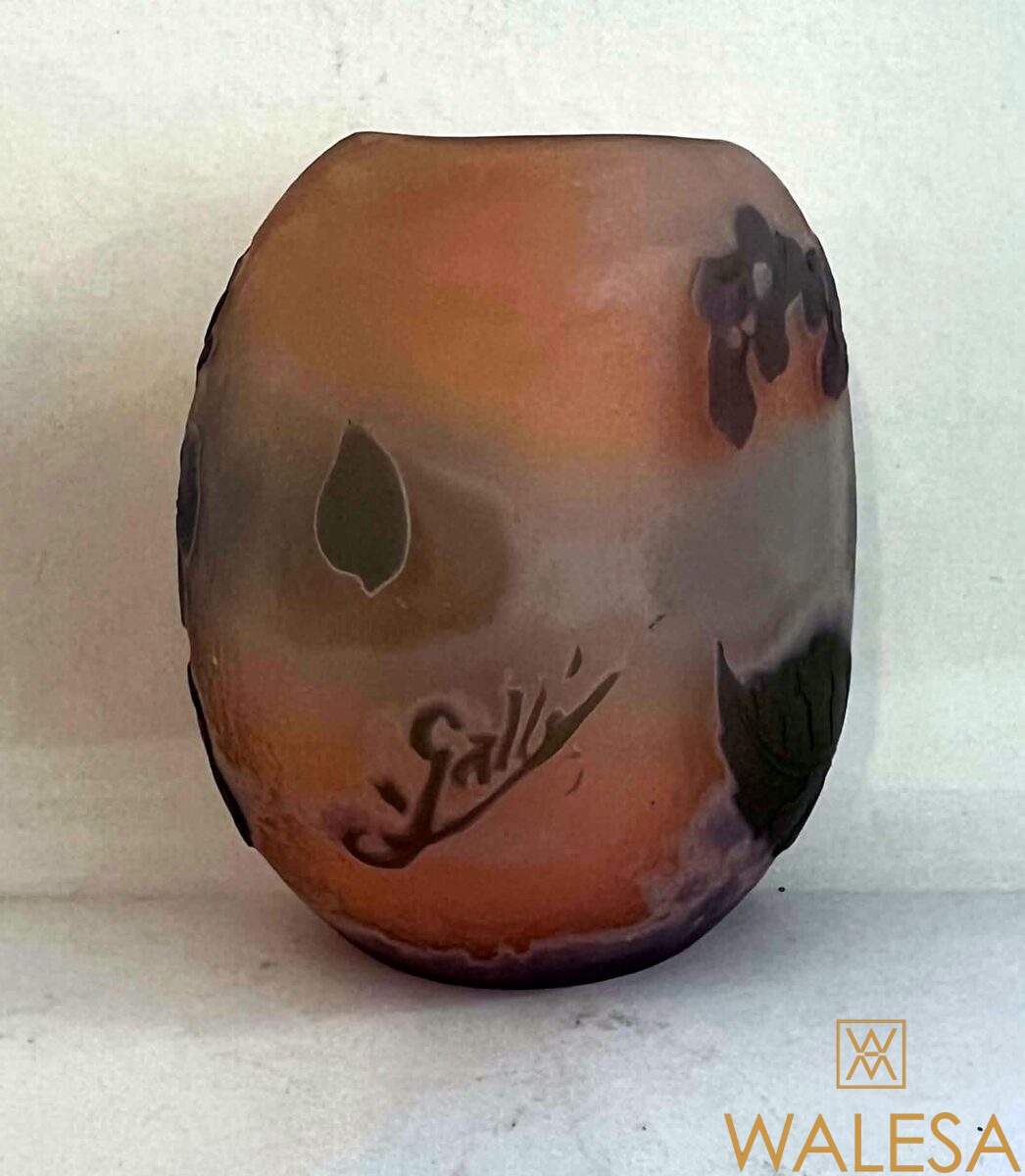 Emile GALLÉ- Petit vase Art nouveau, ovoïde en verre multicouche à décor vert et violet gravé à l’acide. – Image 2