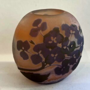 Emile GALLÉ- Petit vase Art nouveau, ovoïde en verre multicouche à décor vert et violet gravé à l’acide.