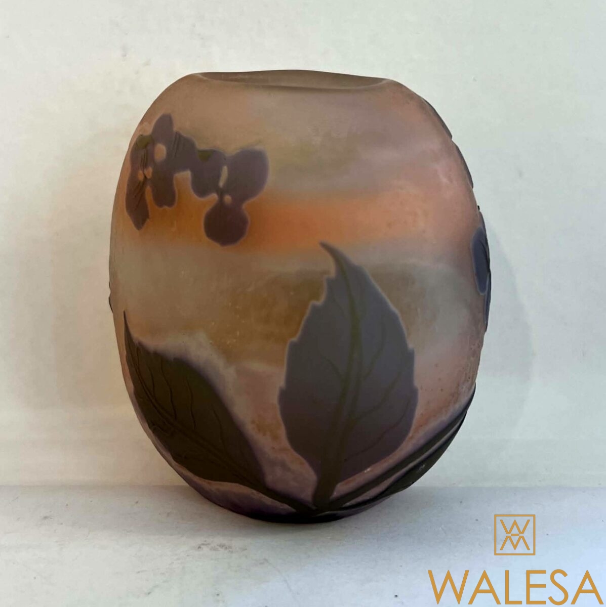 Emile GALLÉ- Petit vase Art nouveau, ovoïde en verre multicouche à décor vert et violet gravé à l’acide. – Image 3